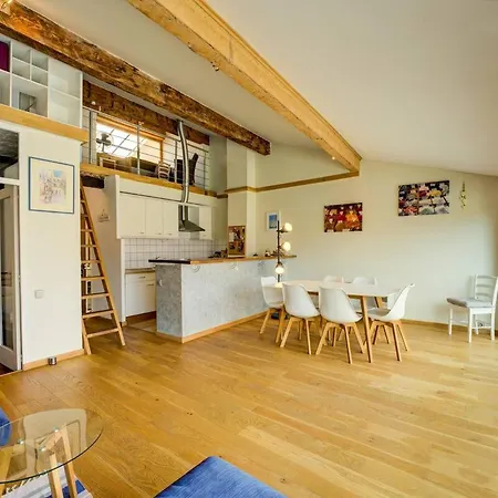 Top Floor Duplex Apt/rooftop Views/mins To Beach