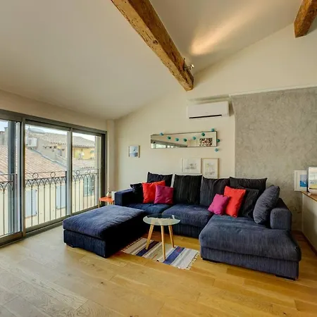 Top Floor Duplex Apt/rooftop Views/mins To Beach Apartment *