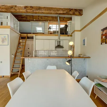 Apartment Top Floor Duplex Apt/rooftop Views/mins To Beach *