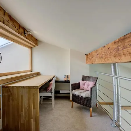 Top Floor Duplex Apt/rooftop Views/mins To Beach *