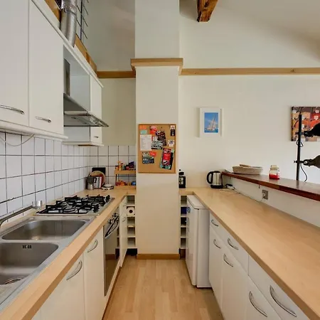 Top Floor Duplex Apt/rooftop Views/mins To Beach